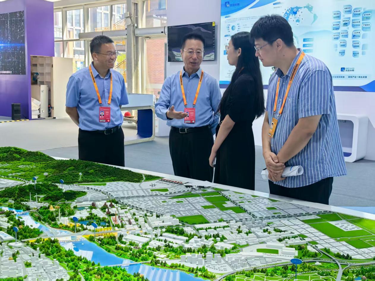 baoweitiyu.com主要领导赴服贸会“两园一河”展区检查筹备工作